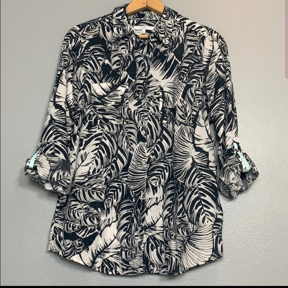 3/$20 | EUC Business Proffessional leaf print top.